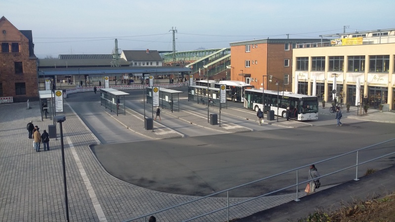 Datei:BahnhofsvorplatzBussteige.jpg