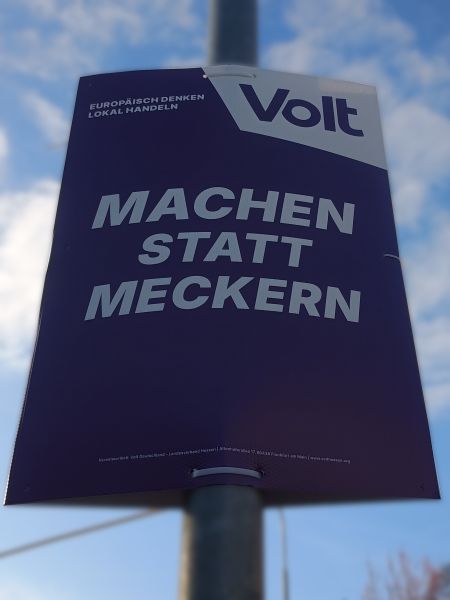 Datei:Wahlplakat „MACHEN STATT MECKERN“ (Volt).jpg