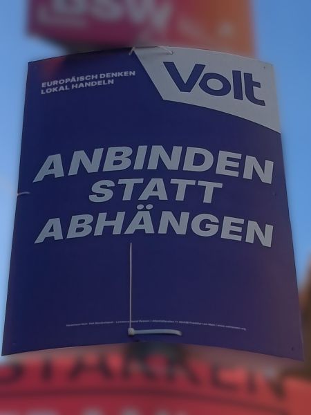 Datei:Wahlplakat „ANBINDEN STATT ABHÄNGEN“ (Volt).jpg