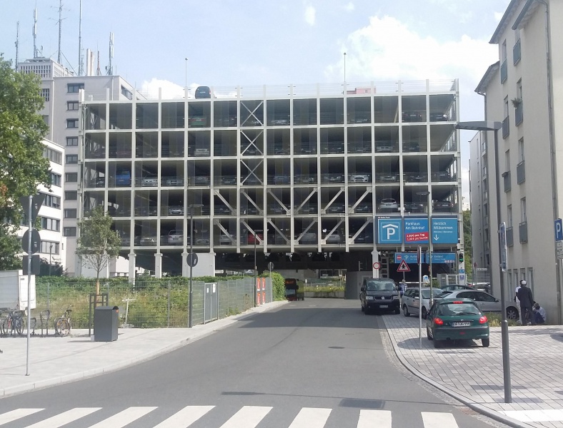 Datei:ParkhausAmBahnhofEinfahrtseite.jpg
