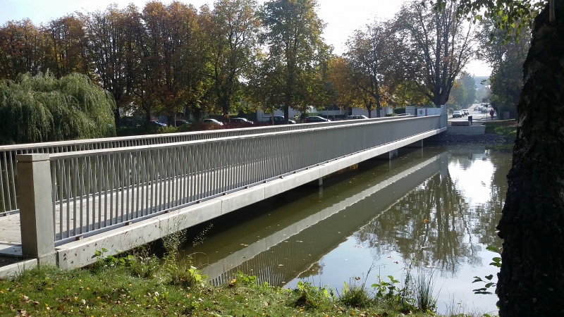 Datei:SchwanenteichBrücke.jpg